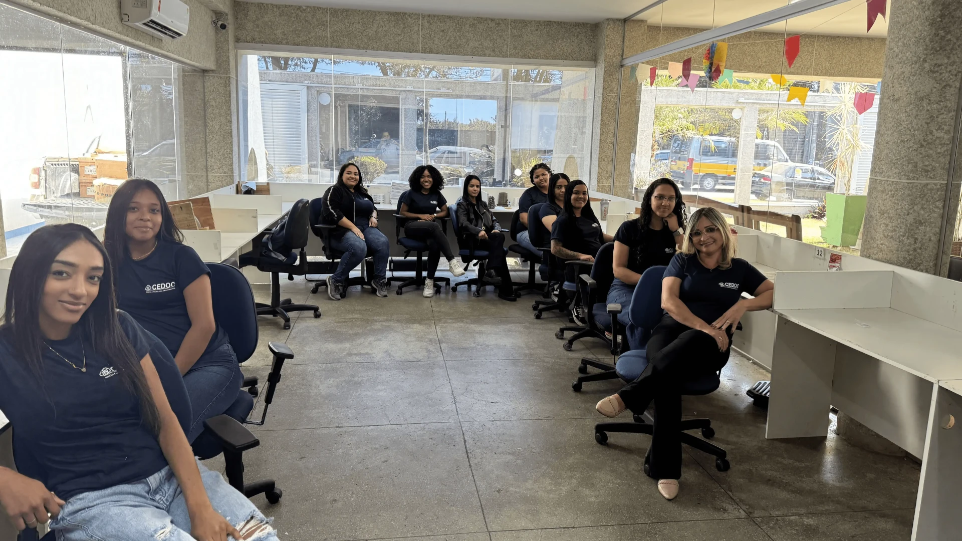 Equipe de colaboradoras da CEDOC no setor de digitalização